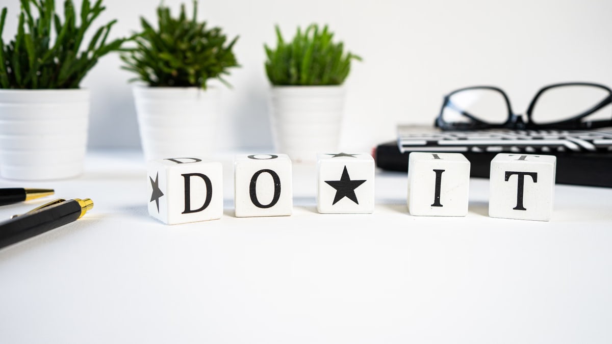 Inspiring office scene with 'Do It' blocks and plants, perfect for motivation.